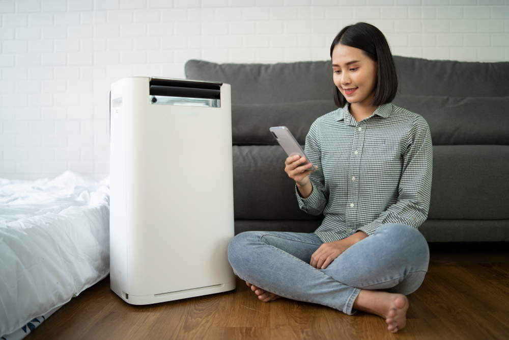 Coronavirus,Panic,,Air,Purifier,,asian,Business,Woman,Working,Use,Phone